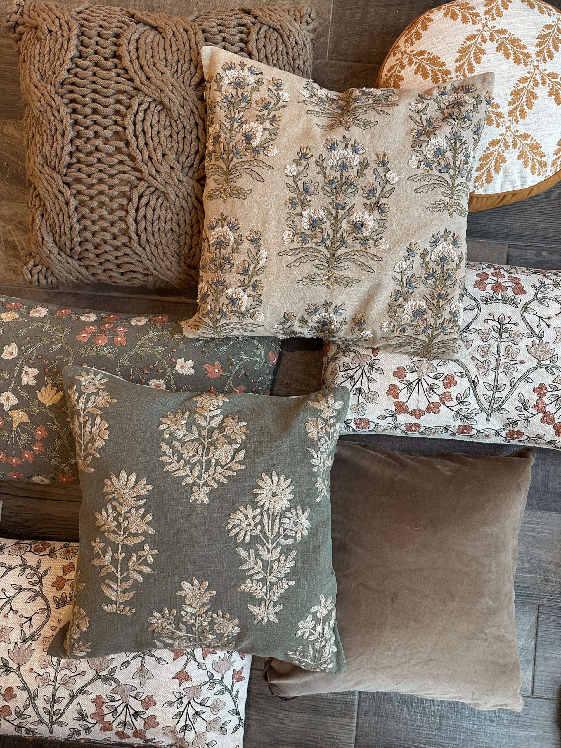 7 WAYS TO MIX & MATCH PILLOWS LIKE A DESIGNER